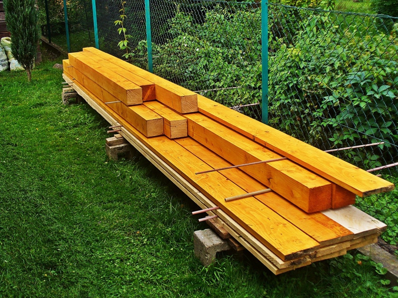 menuisier-BESSE SUR ISSOLE-min_boards_the_rafters_joinery_tree_painting_wood_colored_paint-871508