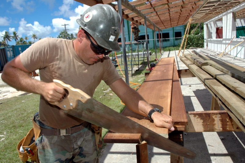 menuisier-BESSE SUR ISSOLE-min_worker_construction_building_carpenter_male_job_build_helmet-893290